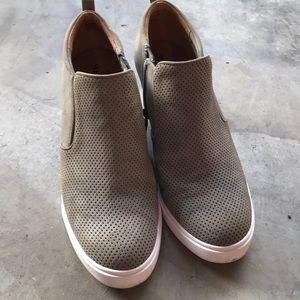 Gray wedge shoe